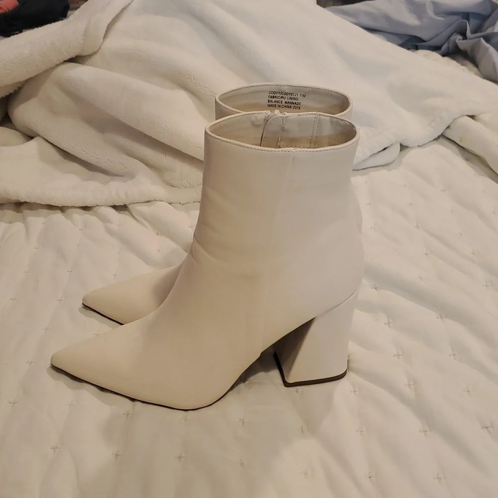 NWOT White Madden Girl Cody ankle boots size 11